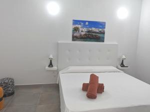 A bed or beds in a room at Apartamentos Anjomacar A