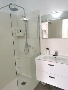 A bathroom at Apartamentos Anjomacar A