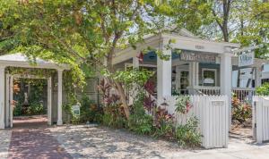 ein Haus mit einem weißen Zaun davor in der Unterkunft Key West Villas in Key West