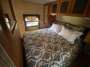 Postel nebo postele na pokoji v ubytování Water Front Tracer RV by Glampers Camp + 19 fotografií