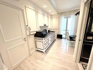 a kitchen with a stove and a microwave in it at Ghibellines Apartments in Verona
