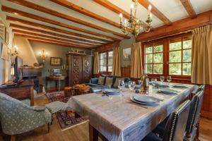 uma sala de jantar com uma grande mesa de madeira e cadeiras em Chalet Ecureuil - Happy Rentals em Chamonix-Mont-Blanc