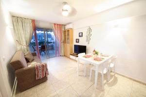 ein Wohnzimmer mit einem weißen Tisch und einem Sofa in der Unterkunft hovima luxury in Adeje