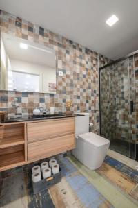 een badkamer met een toilet, een wastafel en een spiegel bij Monchique Islet View House T1 in Faja Grande