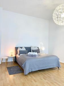 um quarto com uma cama e um lustre em Charmante Ferienwohnung Greta em Norden