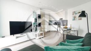 Μια τηλεόραση ή/και κέντρο ψυχαγωγίας στο Paradise Ocean Suite