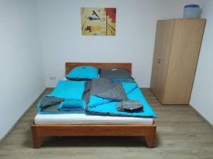 Una cama con sábanas azules y almohadas. en Five Oaks Hamburg, en Hamburgo