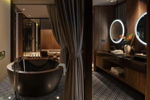 Koupelna v ubytování Grand Mercure Khao Lak Bangsak
