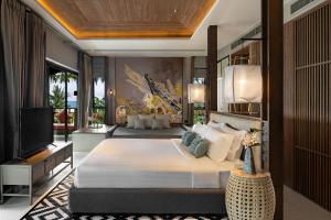Postel nebo postele na pokoji v ubytování Grand Mercure Khao Lak Bangsak