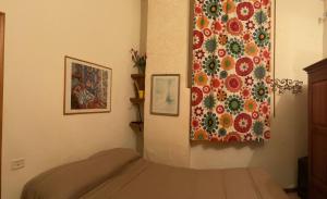 a bedroom with a bed and a painting on the wall at Alda Sunflowers in Catania