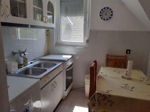 Kitchen o kitchenette sa Holiday home in Balatonfenyves 18329