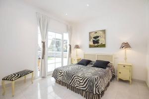 A bed or beds in a room at Menorca Villa Marbella Még 16 kép
