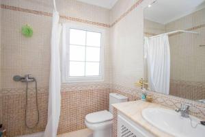 Salle de bains dans l'établissement Menorca Villa Marbella