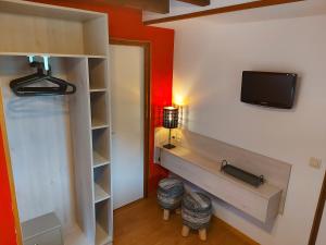 TV a/nebo společenská místnost v ubytování Hotel Chalet du Crey