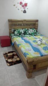 ein Schlafzimmer mit einem Bett mit Tagesdecke und Autos darauf in der Unterkunft Hostal Casa Mathias in Cartagena de Indias