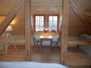 ein Zimmer mit einem Tisch und Stühlen in einer Hütte in der Unterkunft Schloß Roßdorf Ferienwohnungen & Camping in Roßdorf