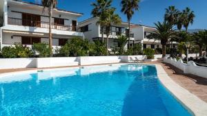 basen przed budynkiem w obiekcie 3 bedroom ocean shore apartment w mieście Puerto de Santiago