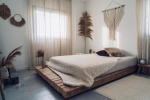 sypialnia z łóżkiem przykrytym kocem w obiekcie 3 bedroom ocean shore apartment w mieście Puerto de Santiago +24 zdjęcia