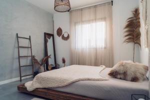 Łóżko lub łóżka w pokoju w obiekcie 3 bedroom ocean shore apartment