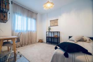 Łóżko lub łóżka w pokoju w obiekcie 3 bedroom ocean shore apartment