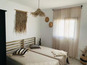 Łóżko lub łóżka w pokoju w obiekcie 3 bedroom ocean shore apartment