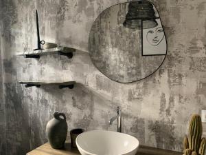 łazienka z umywalką i lustrem na ścianie w obiekcie 3 bedroom ocean shore apartment w mieście Puerto de Santiago