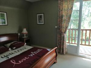 a bedroom with a bed and a window at Maison calme avec jardin, Petit-Caux in Bracquemont