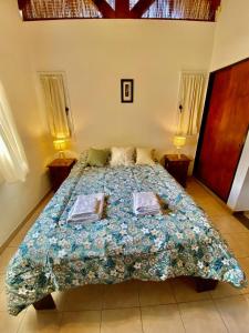 1 dormitorio con 1 cama grande y 2 lámparas en Sonnen Haus en Villa General Belgrano