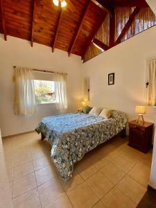 1 dormitorio con 1 cama en una habitación con ventana en Sonnen Haus en Villa General Belgrano