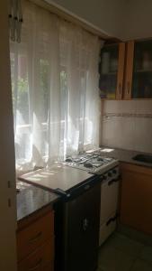 cocina con fogones horno superior junto a una ventana en Falucho en Mar del Plata