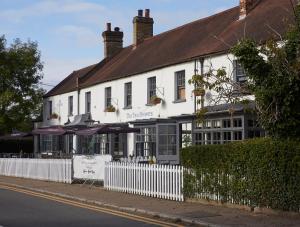 ein weißes Gebäude an einer Straßenseite in der Unterkunft Two Brewers by Chef & Brewer Collection in Kings Langley