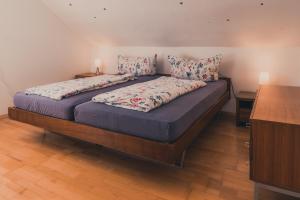 Postel nebo postele na pokoji v ubytování Helene Hohenems, 4-12 P, Haus, 4 Schlafzimmer, Küche, Parkplatz, Garten, Wifi