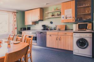 Kuchyň nebo kuchyňský kout v ubytování Helene Hohenems, 4-12 P, Haus, 4 Schlafzimmer, Küche, Parkplatz, Garten, Wifi