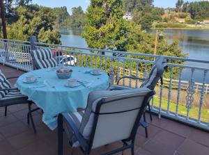una mesa con un mantel azul en el balcón en La Portela Riverside, en Redondela