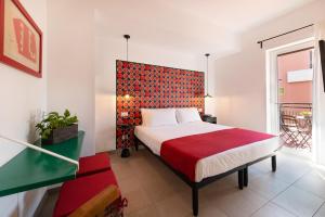 ソレントにあるCasa d'Amore Luxury Sorrentoのベッドルーム1室(赤いヘッドボード付きのベッド1台付)