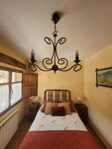 A bed or beds in a room at El Invernal de Picos