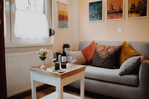 sala de estar con sofá y mesa con copas de vino en Mülheim NEUES Appartment, E-Werk, Palladium, Carlswerk, Messe, Lanxess-Arena en Colonia