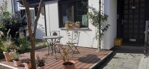 a patio with a table and some potted plants at Mülheim NEUES Appartment, E-Werk, Palladium, Carlswerk, Messe, Lanxess-Arena in Cologne