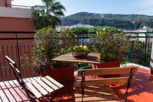 ソレントにあるCasa d'Amore Luxury Sorrentoのバルコニーのテーブルに置いたフルーツボウル