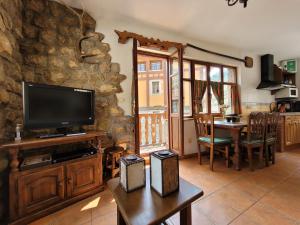 A television and/or entertainment centre at El Invernal de Picos