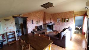 een woonkamer met een bank en een tafel bij La casa de l'Avi in Tortellá