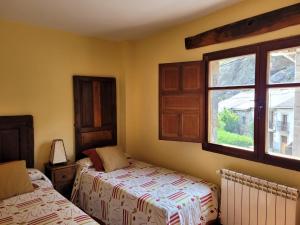 A bed or beds in a room at El Invernal de Picos