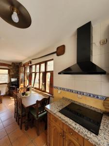 A kitchen or kitchenette at El Invernal de Picos