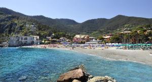 Plaża z grupą ludzi na piasku w obiekcie MONTEROSSO...A DUE PASSI DAL MARE w mieście Monterosso al Mare