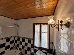 A bathroom at El Invernal de Picos