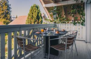 una mesa en un balcón con comida en Armonia Altach, en Altach