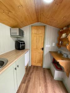Kuchyň nebo kuchyňský kout v ubytování Oakley View Shepherds Hut with hot tub