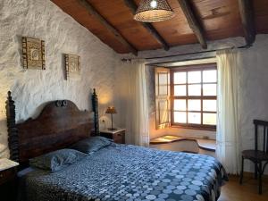 1 dormitorio con 1 cama en una habitación con ventana en Casa rural las perez, en Granadilla de Abona