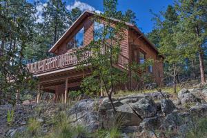 Cette cabane en bois dispose d'un balcon. dans l'établissement Prescott Cabin with Grill Fish, Hike and Explore, à Walker