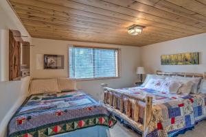 - une chambre avec un lit et une fenêtre dans l'établissement Prescott Cabin with Grill Fish, Hike and Explore, à Walker